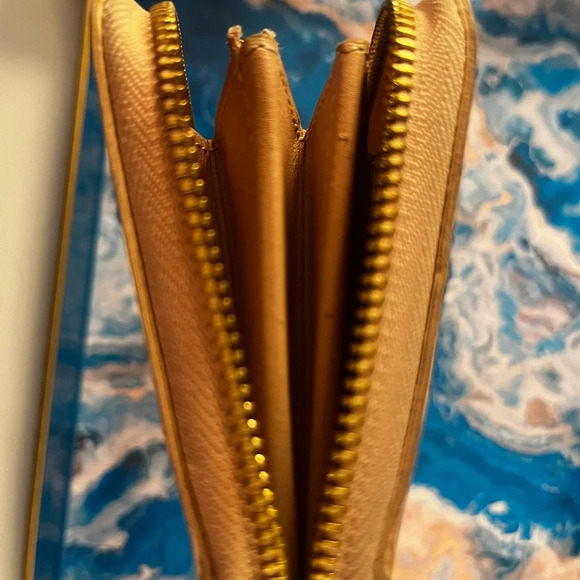 ⭐️ Louis Vuitton Authentic tan/butterscotch zippy Vernis wallet GUC - Picture 6 of 16